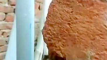 Cara fode indiana puta perto de muro e para quando são pegos