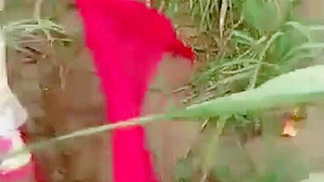 Amantes indianos safados se escondem no mato pra foder e gravam vídeo pegos