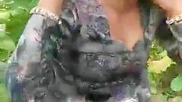 Tia indiana tímida cria coragem pra mijar no vídeo flagrante