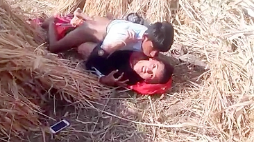 Casal indiano tarado acha que não vai ser pego, mas erra feio