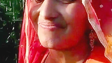 Flagra de tia indiana se masturbando no milharal