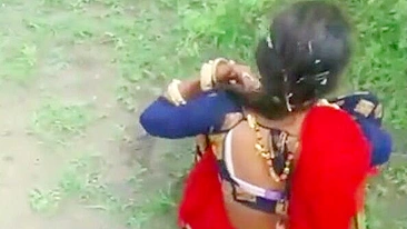 Amantes indianos metem ao ar livre e são pegos por estranho