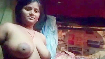 Modelo indiana de webcam mostra peitões no vídeo pegos no flagra