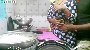 Dona de casa tenta cozinhar mas marido indiano fode ela no vídeo pegos