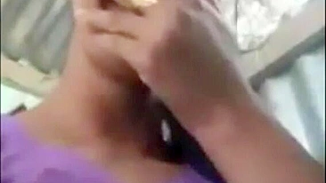 Indiana casada mostra peitos pro amante e morre de medo de flagra