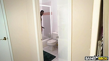 Loira mama pauzão XXX preto e mete na buceta com tesão na câmera