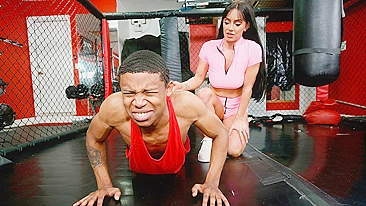 Morena safada deixa negão fraco virar garanhão potente uma vez