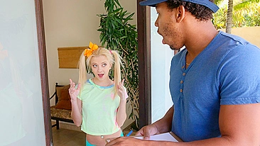 Negão XXX mete na branquinha baixinha de rabinhos fofos