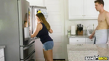 Gostosa peituda divide pauzão do namorado com meia-irmã latina tetuda