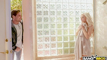 Loirinha frágil invade banho pra putaria com irmão do amigo