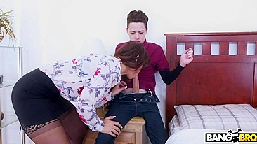 Enteado inocente arrastado pra anal com a mãe mandona e tarada