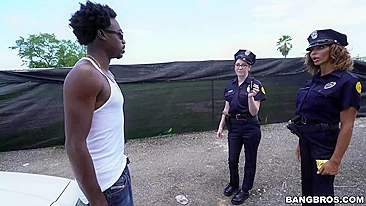 Policial madura e colega fazem ménage com suspeito negro