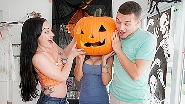 Brincadeira de Halloween vira foda quente pro cara e latina peituda