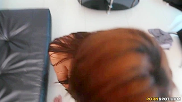 Latina ruiva de lábios vermelhos chupa pau do irmão em teste XXX