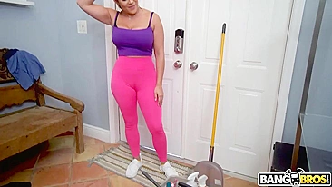 Empregada latina bunduda paga pra putaria XXX com irmão