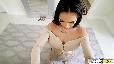 Morena alegra irmão com boquete XXX na câmera