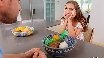 Pai satisfaz novinha metendo no buraco XXX no sofá