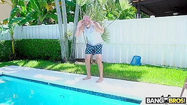 Ninfeta magrinha mama pauzão XXX do enteado na piscina
