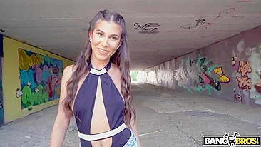 Morena magrinha sem vergonha chupa pau XXX do enteado na rua