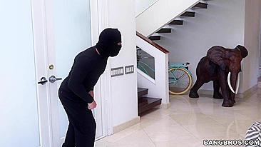 Ladrão Sortudo Cheira Calcinha e Fode Mãe Peituda XXX na Casa Dela
