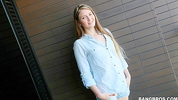 Loirinha novinha de peitinhos chupa e cavalga pauzão em casting pornô