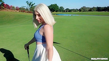 Striptease safado de loira sem-vergonha rola no campo de golfe