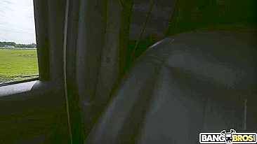 Mamãe bonita XXX de lingerie verde sexy leva gozada na cara no busão