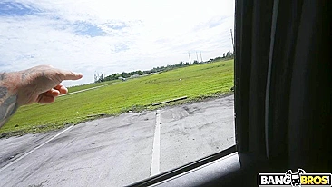 Mamãe bonita XXX de lingerie verde sexy leva gozada na cara no busão