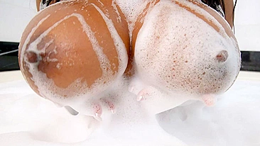 Mãe chocolate mostra tetas suculentas grandes na banheira XXX
