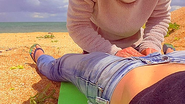 Morena vadia safada cavalga pau gordo do careca na vaqueira