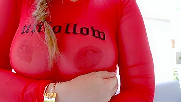 Pornstar safada de vermelho posa enquanto óleam seu corpão XXX perfeito