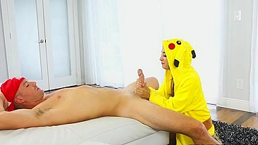 Fãzinha miúda de cosplay chupa pau XXX enorme do amigo alto