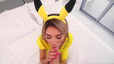 Pikahoe adorável mama o pau grosso no quarto com carinho