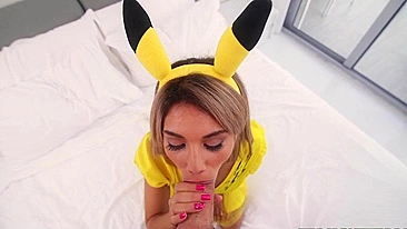 Pikahoe adorável mama o pau grosso no quarto com carinho