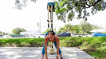 Gatinha treina com buraco na legging mostrando a buceta safada