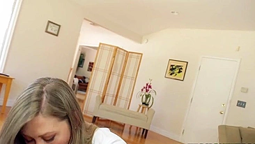 Gatinha chupa o pau delicioso do namorado em vídeo POV safado