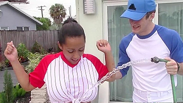 Jogadora latina peituda tem as tetas molhadas no quintal