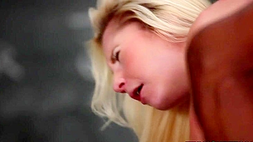 Loirinha magra estudante leva pica preta na mesa em doggystyle hardcore