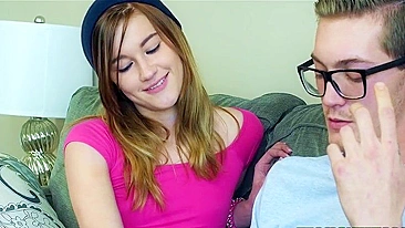 Safadinha miúda mama pauzão XXX do amigo depois de medir