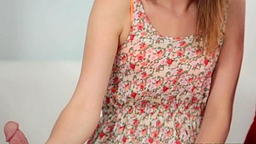 Mãe safada quer enteada tocando o pau do amante XXX dela