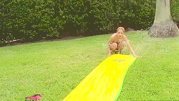 Vadia curte boquete safado no toboágua