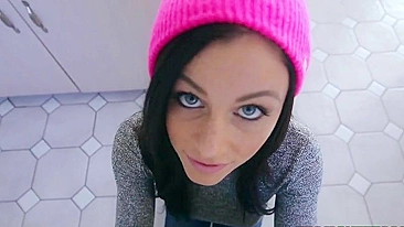 Morena de boné rosa topa boquete na frente da câmera