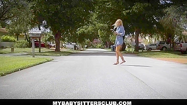 Jovem dobra pagamento da babá latina pra foder e loirinha topa