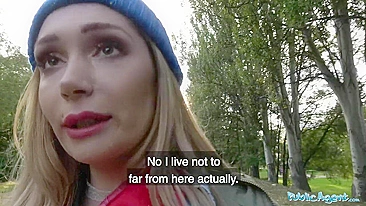 Gatinha chupa e cavalga pau do câmera em troca de ajuda