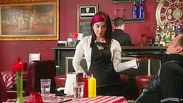 Loira tatuada Kleio Valentien e cara vão pro banheiro meter