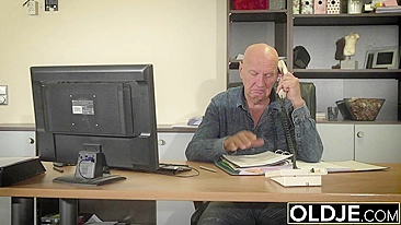 Velho fode Lolly Small e goza na boca após revista pornô achada