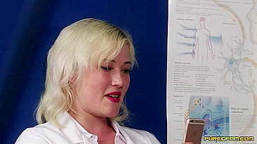 Enfermeira bate punheta pros velhinhos pra gozarem no potinho plástico