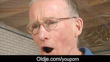 Velho safado fode buceta raspada de gata quente de peitinhos