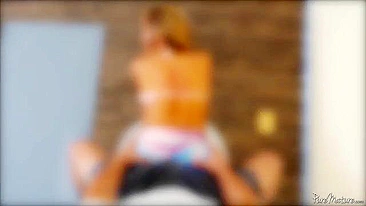 Tegan James libera a buceta depilada pro enteado no treino