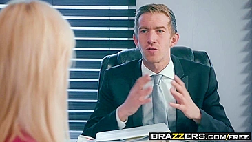 Chefe pauzudo come a secretária gata no escritório